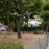 Sulla destra costeggia un parchetto...